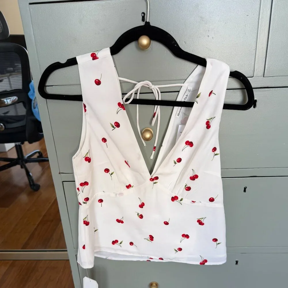 NWT Abercrombie & Fitch plunge neck sleeveless top in cherry print - Picture 2 of 5